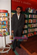 at Mayank Anand_s book reading in Oxford, Churchgate, Mumbai on 29th May 2010 (30).JPG